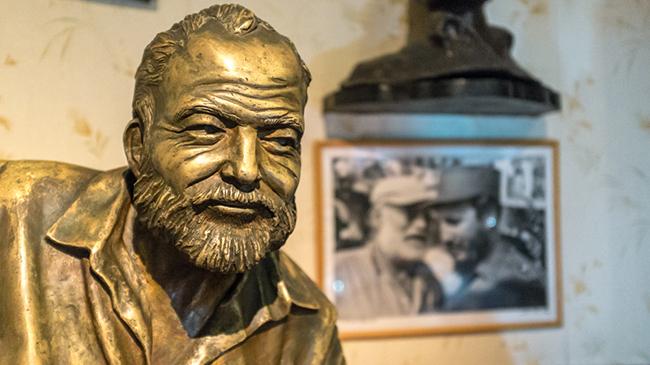 hemmingay statue cuba